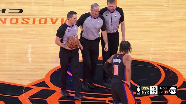 果然也是高危职业 裁判不慎踩到普尔90度崴脚