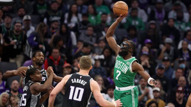 布朗vs国王集锦 全场16中10砍下27分展现高效率