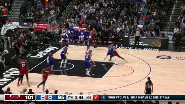 伸手就能碰到天是什么体验 阿德巴约高高跃起上演暴力补扣