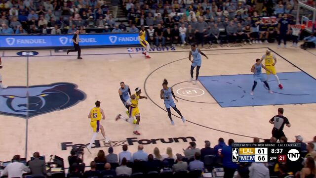 展现强硬的一面！ 拉塞尔妙传浓眉强硬打进两分