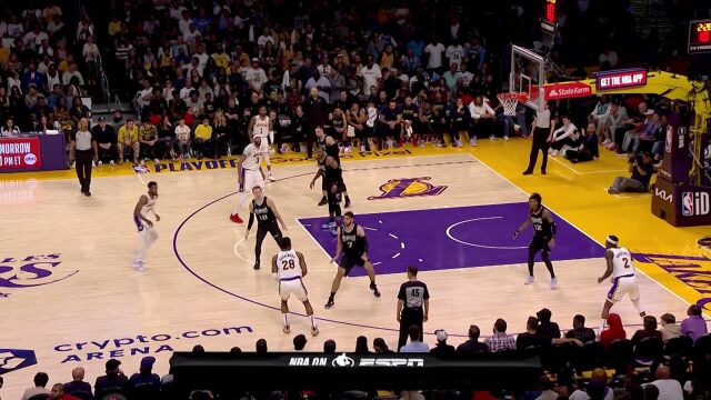 视防守如无物！八村垒强攻内线反手上篮命中