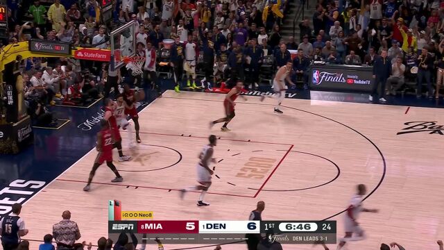 彻底点燃主场氛围！穆雷持球突破一飞冲天单手劈扣