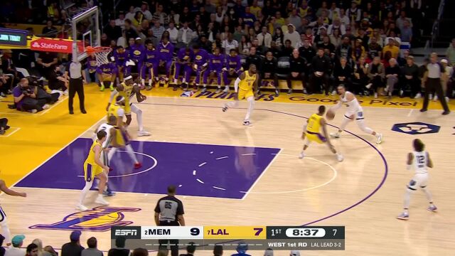 里夫斯四分卫炮弹长传 詹姆斯一马当先篮下轻松打成