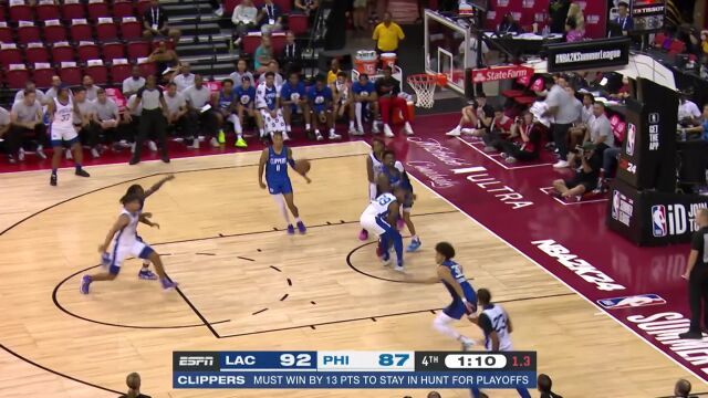 布朗贴身紧紧防守送出大帽 托马斯反击打成2+1