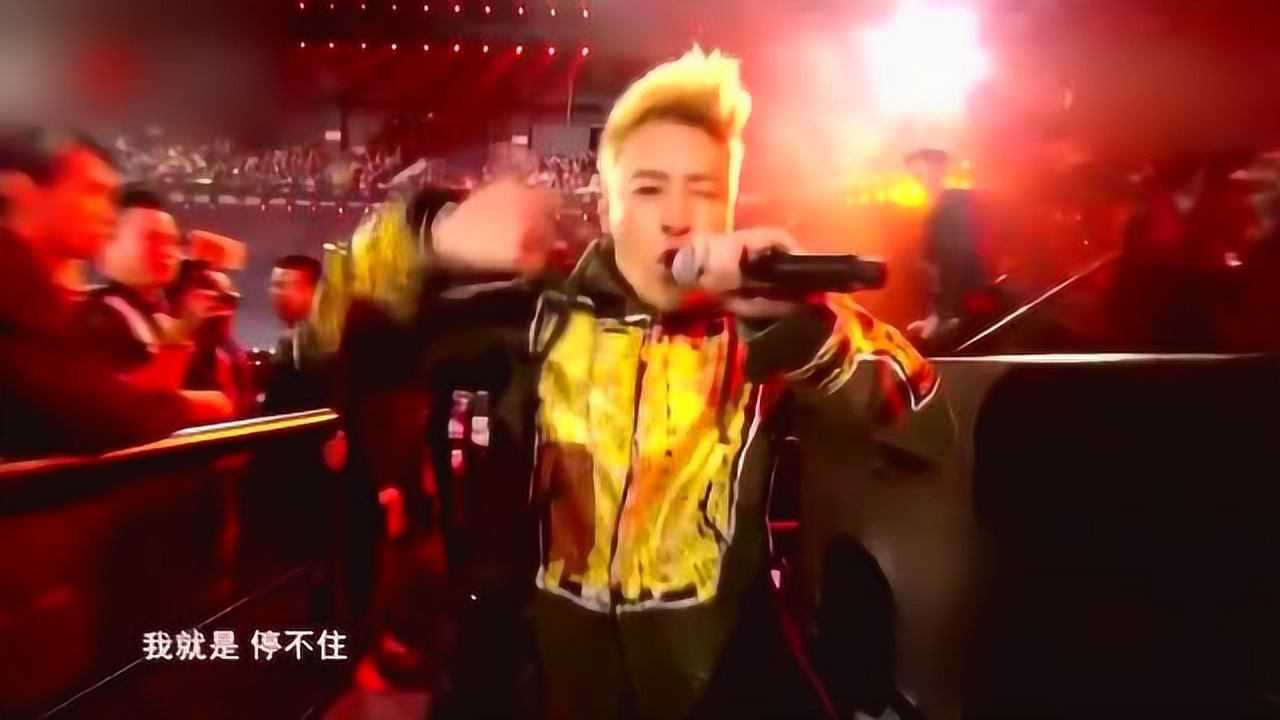 潘玮柏跨年演唱的壁虎漫步真的是又帅回来了