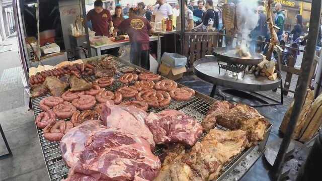 阿根廷街头霸气的烤肉美食,超大的一块牛肉直接开烤