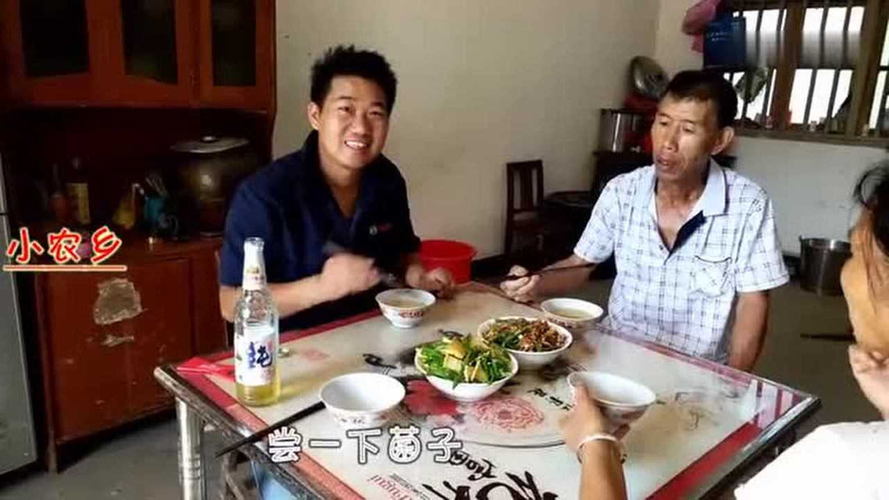 小农乡跟老妈进山找野货一小时收获2斤集市卖60元一斤