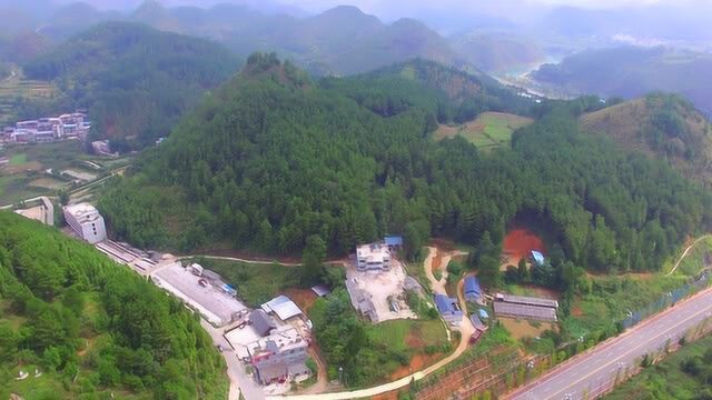 贵州农村几户人家依山而建,贵州一山沟沟变化真快!