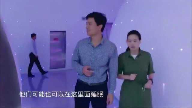 李彦宏带曾宝仪参观公司,遇见一位员工在睡觉,李彦宏竟然没生气