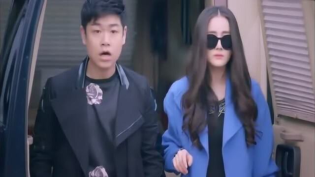 美女一下车就踩了一脚泥,再看看周围,美女惊了