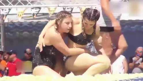 国外女子摔跤比赛，这场地我也是醉了 - 腾讯视频