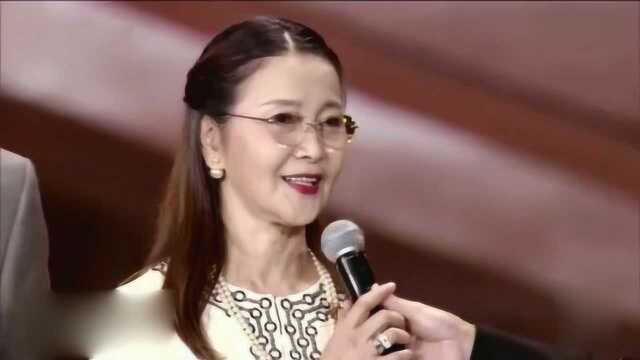 李小璐妈妈高调亮相:戴珍珠耳环涂姨妈色口红,长发披肩气质温婉