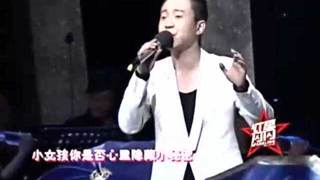 彭松演唱歌曲《雨中的故事》,男生的嗓音竟然这么轻柔