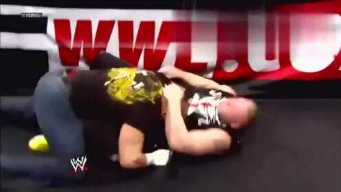 WWE：大布被H追着打，头都被打出血来了，要发飙了！