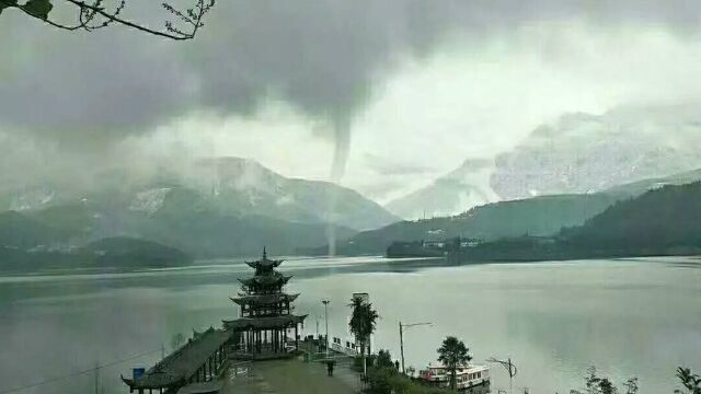 眉山:瓦屋山雅女湖惊现龙吸水奇观