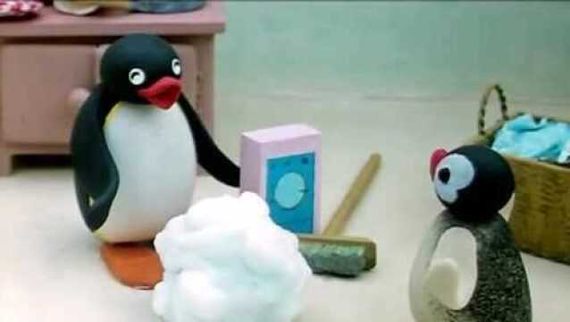 企鹅家族:pingu倒了很多洗衣液到桶子里,妹妹激动的过来玩泡泡!