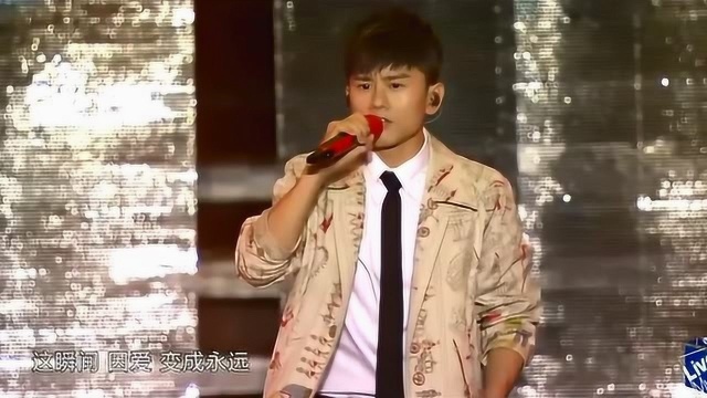 张杰演唱《爱的传奇》独特嗓音引粉丝尖叫!