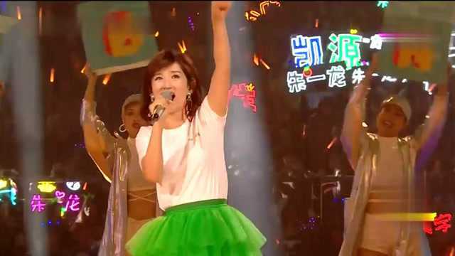 谢娜实力演绎《娜就是快乐》!台下何炅狂打call,一脸的宠溺!