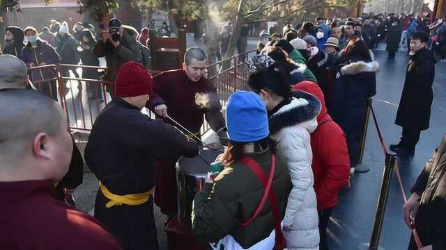 8500人腊八节雍和宫领粥祈福 现场热气腾腾烟雾袅袅