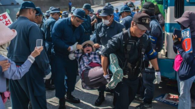 日政府冲绳填海迁美军基地遭反对 示威民众被一一拖走