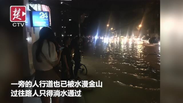 丁字桥路一处路面出现破裂塌陷,因地下水管爆裂引起