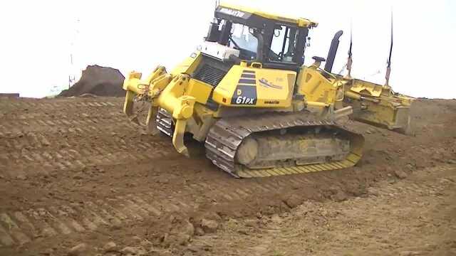 实拍Komatsu d61px 23推土机作业