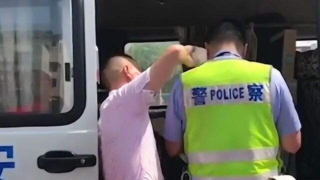 男子被罚后帮交警擦汗,警察叔叔表示很暖心,然后继续低头写罚单