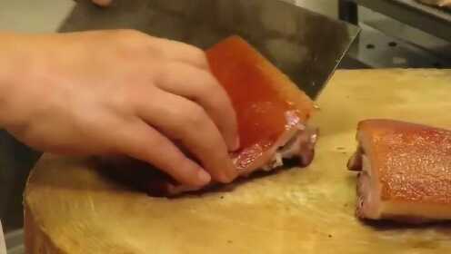 看香港师傅如何一刀，对烧猪腩进行皮肉分离，切叉烧更不在话下