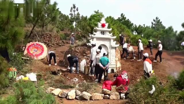 贵州丧葬风俗,孝子孝媳,孝孙男孝孙女为爷爷圆坟