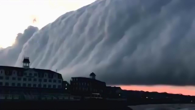 罕见!圆柱状云从美国小岛上空翻滚而过 预示着暴风雨将要来临