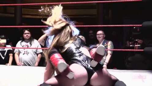 两位大美女摔跤比赛，这重量够力不？