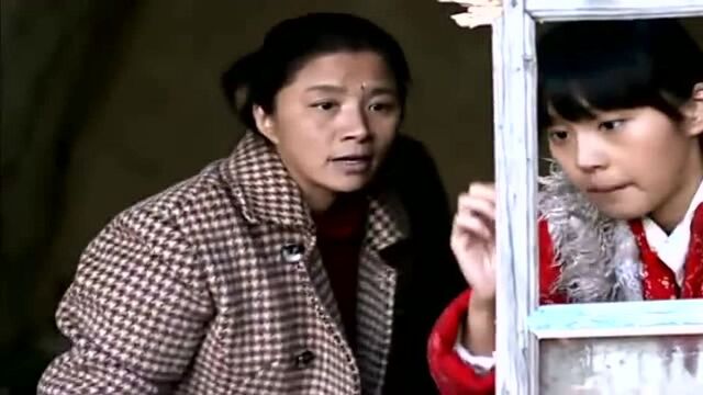 小伙正打扫院子,村长家姑娘来送礼,姑娘竟害羞了