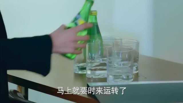 用算命来探测公司的命运,被主管奚落:那是办公桌,不是算命桌