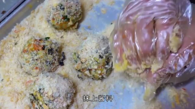 土豪摆摊自制“米饭团子”,20一个配料十足,回头客排长队