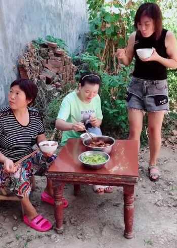 嫂子果然是亲嫂子 老妈是不是亲的就不知道了
