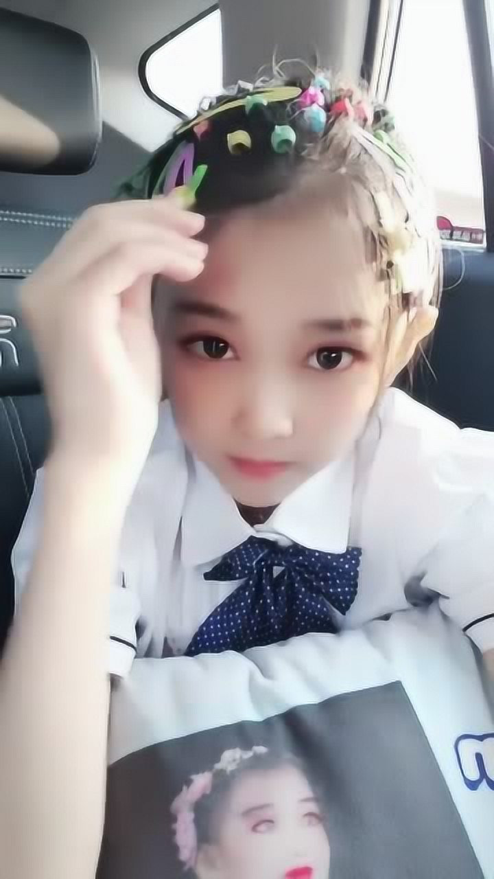 宋小睿不愧是童星出身家里一定没少花钱这一头的首饰让人羡慕