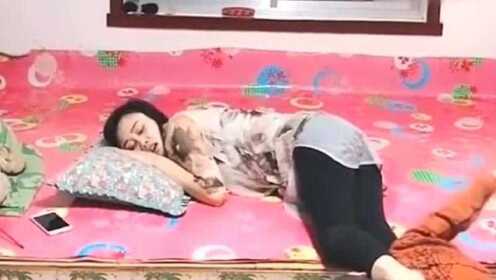 调皮儿子真烦人，趁你睡觉的时候挠脚心，看母老虎怎么对付他