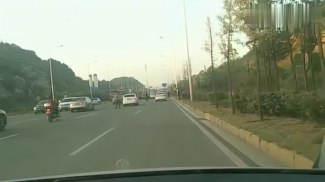 科目三训练道路上看到这种警示牌我们应该怎么做,快看看