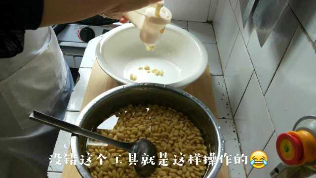 四川特色豆花.1斤黄豆做1大锅豆花,在蘸上葱姜蒜、小米椒的酱.美味