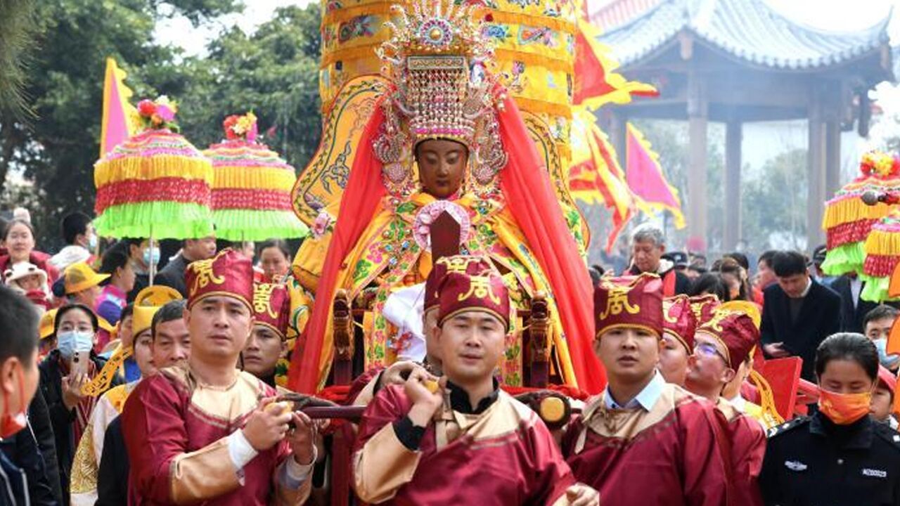 莆台同胞护驾妈祖金身回上林故居省亲布福