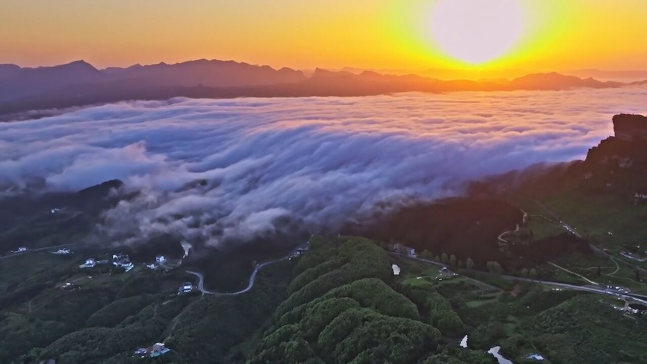 重庆现绝美云瀑奇观,云雾如海浪倾泻而下,当地文旅称正考虑推广