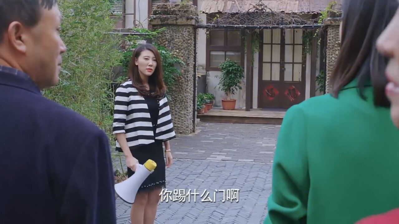 情敌到权水家闹事,还挑衅权薇,不料权薇妹妹是警察