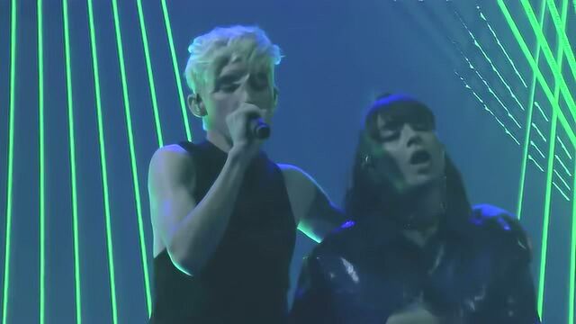 戳爷Troye Sivan和Charli XCX电视首演新单《1999》