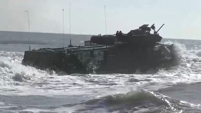 武器现场:AAV7系列两栖战车开足马力冲向大海