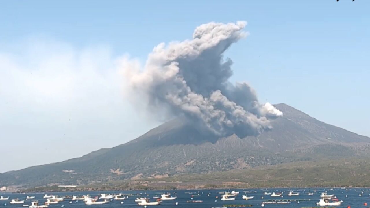 时隔五年!日本樱岛火山再次喷发火山灰喷至千米高,浓烟直冲天宇