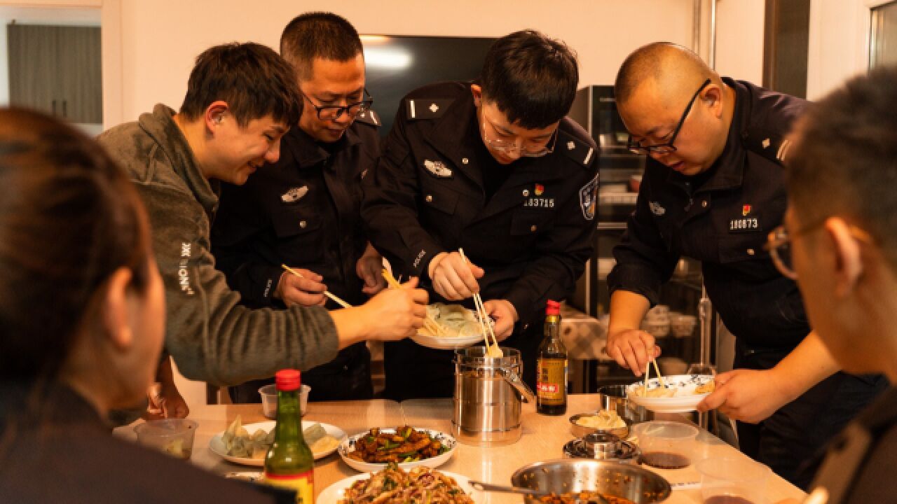 冬夜主动为移民管理警察岗哨送饺子,陈一冰:这是万里国境的意义