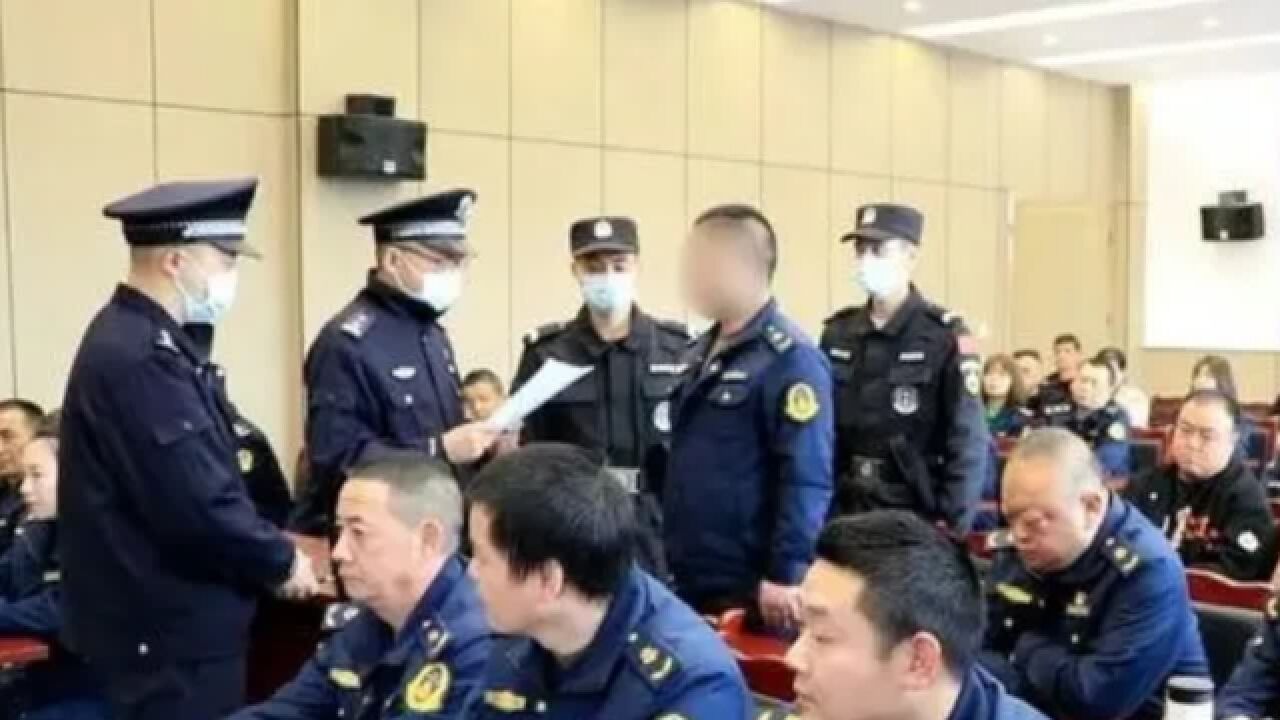 全场震惊!男子警示大会被当场铐走,听到自己名字时脸色煞白