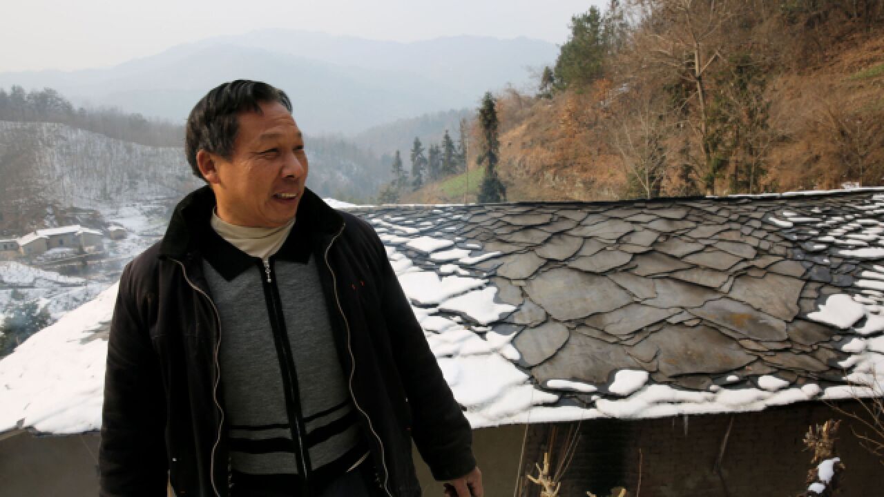 秦岭大山里的石板房村落:石板房顶像版画,住着老年人,乡愁满满