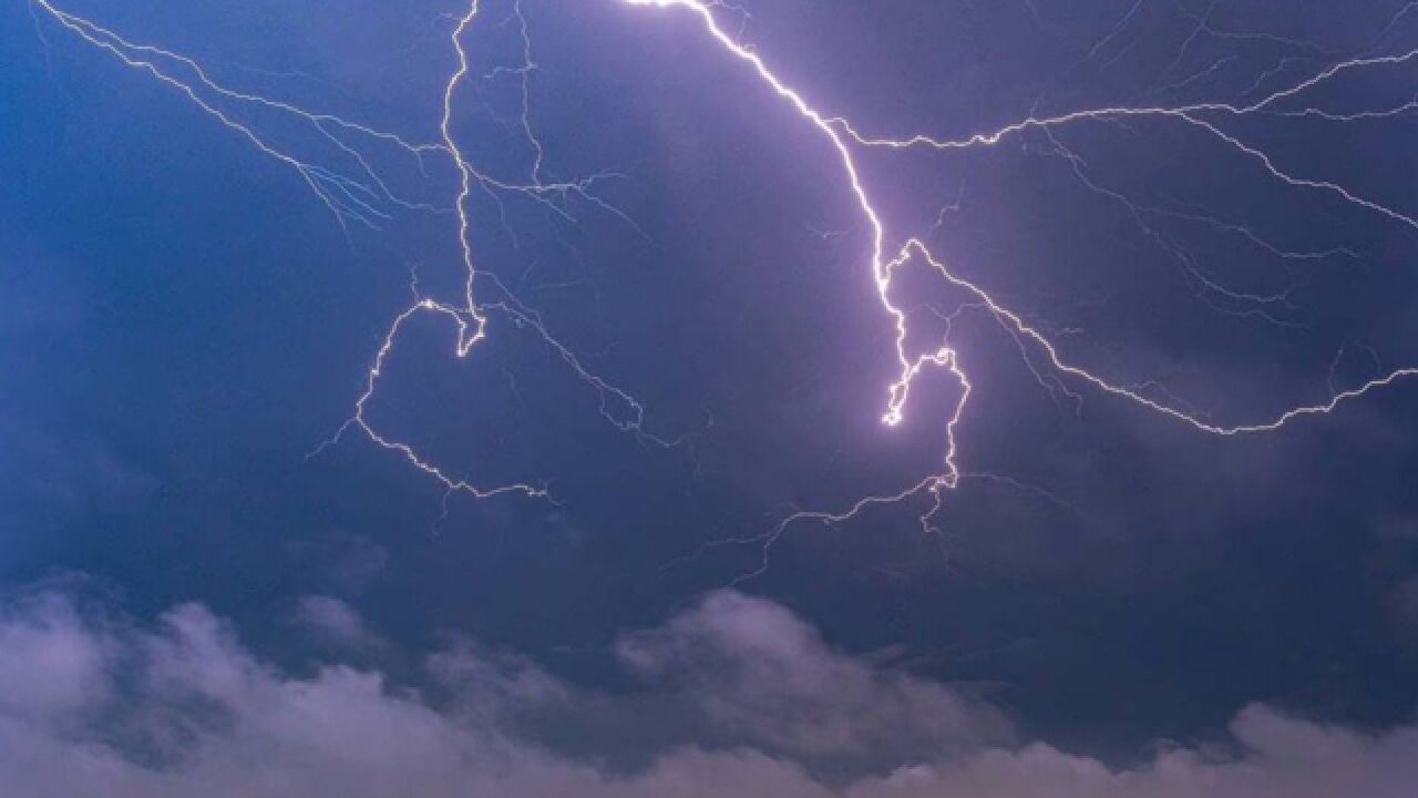 雷雨交加!成都深夜突遭雷雨天气,局地出现8级阵性大风