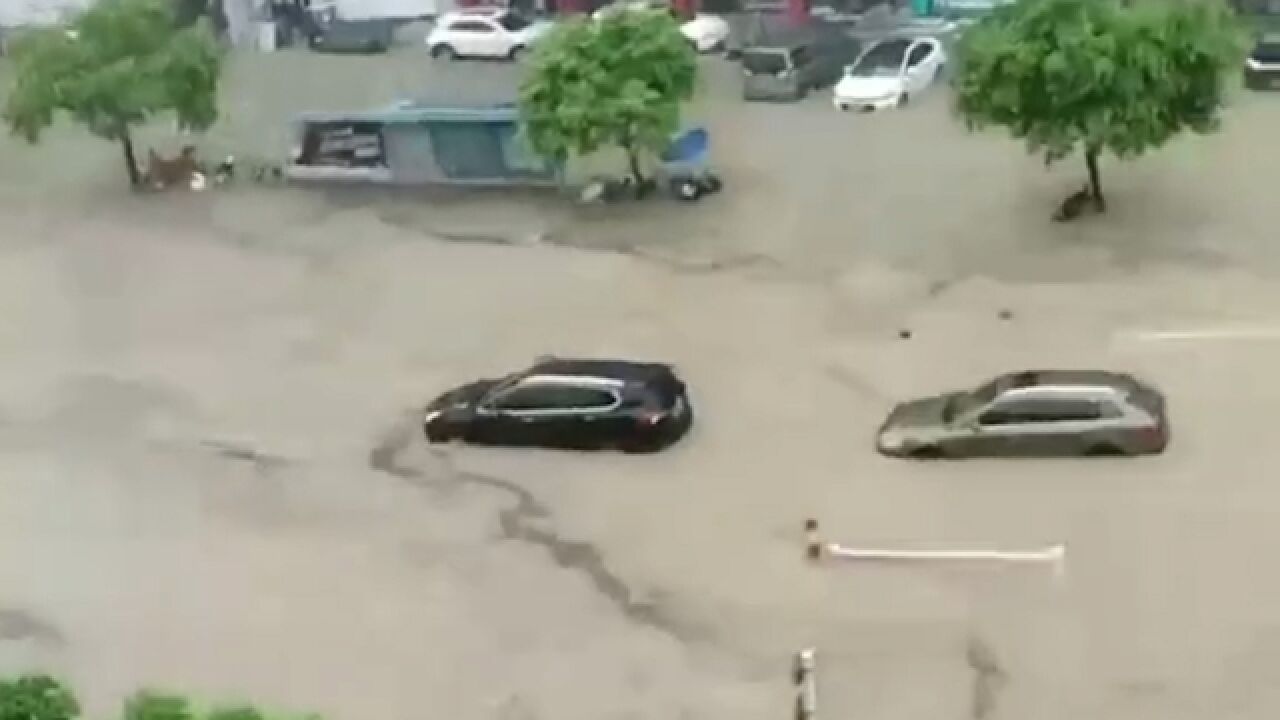 浙江玉环暴雨:部分街道成河道汽车顺水漂,河道水位激涨逼近路面